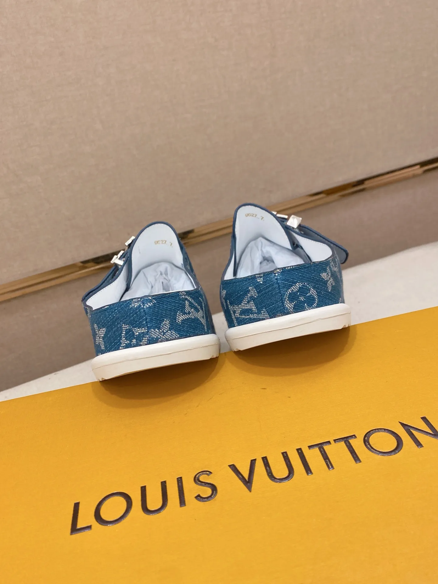 Men's shoes 💰: 360💰LV made 🔍Top purchasing agents, men's spring and summer slippers are available at the same counter. The uppers are made of Italian imported denim with logo graphics and high-quality craftsmanship. The soles are original soles specially provided by the original factory. The exclusive movable molded soles are super comfortable. Original factory follow-up products. 🔍🔍High quality. You can enter and exit the counter at will. Welcome to compare. The code number is 38-44.